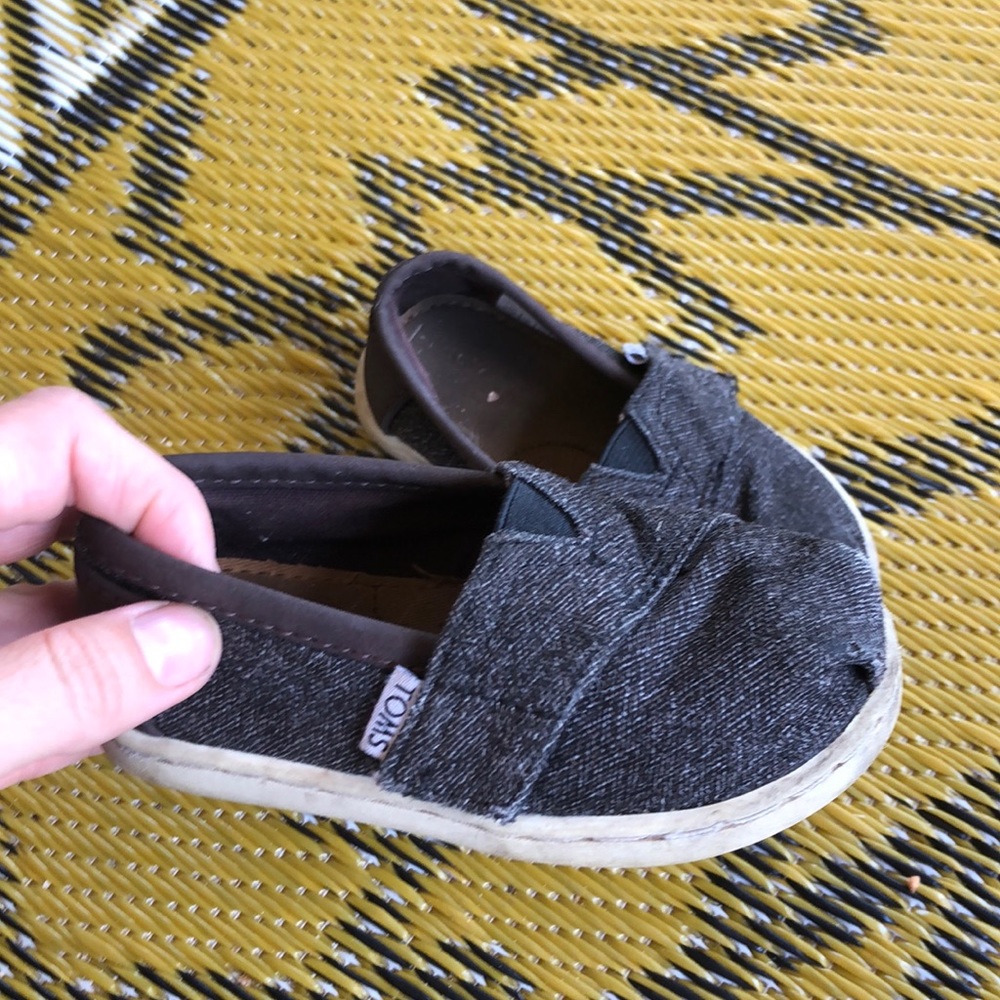 TOMS - Picture 2 of 7